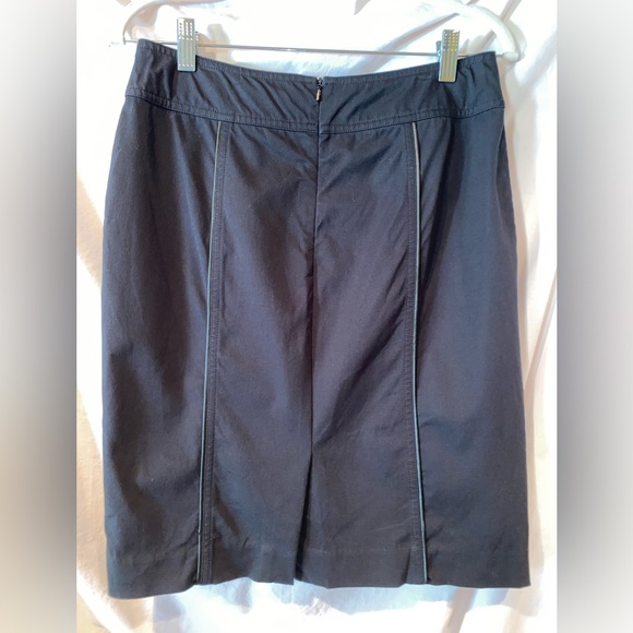 Ann Taylor. Size 4. Black pencil skirt. - Picture 2 of 3